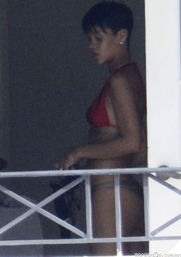 Rihanna desnuda (2)